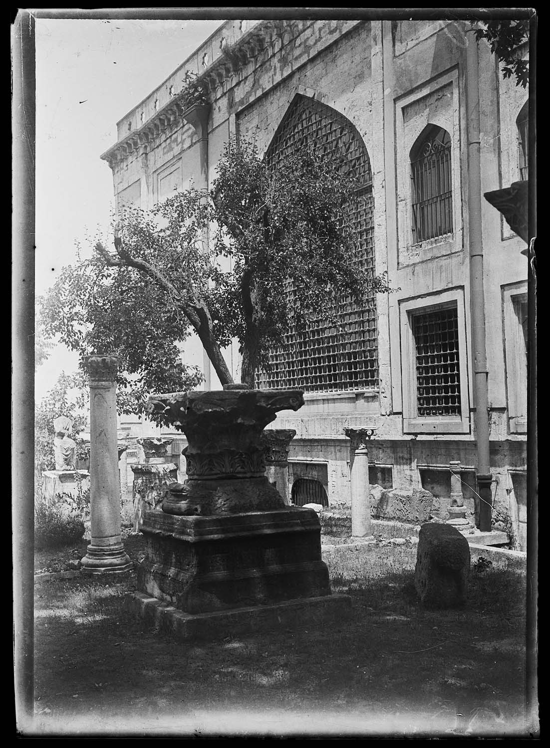 Chapiteaux et colonnes antiques à proximité de l'édifice